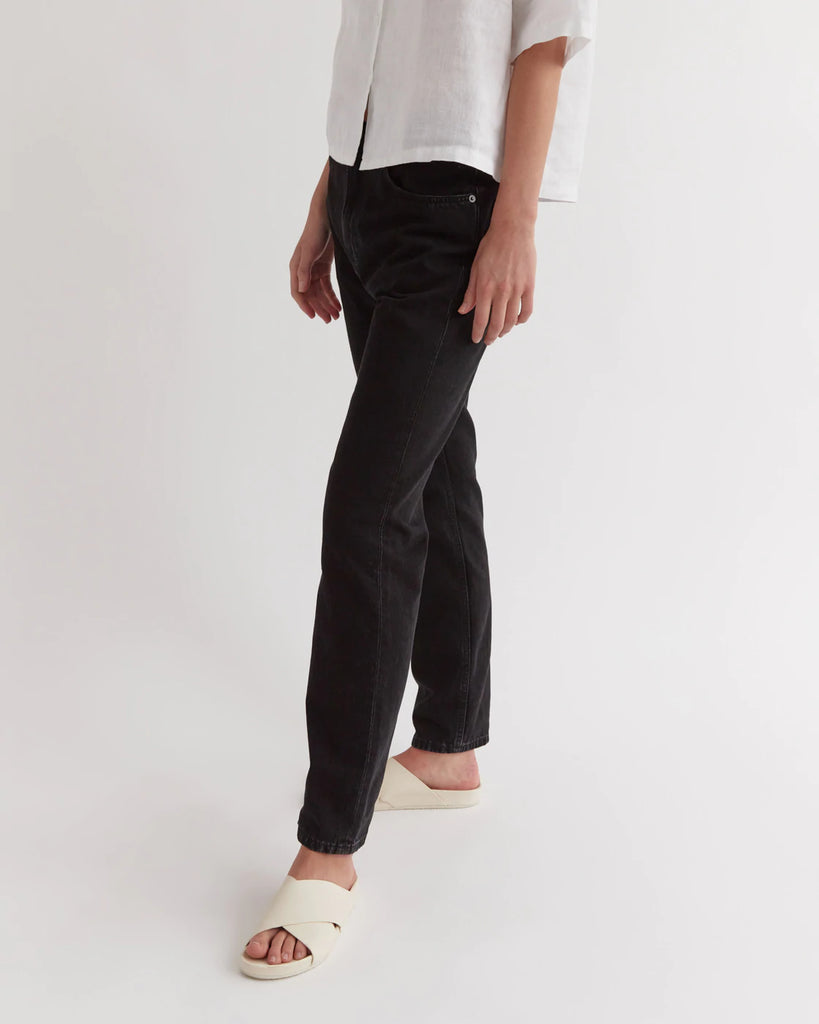 High Waist Tapered Jean - Washed Black